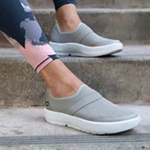 WOMEN'S OOFOS OOMG - GRAY